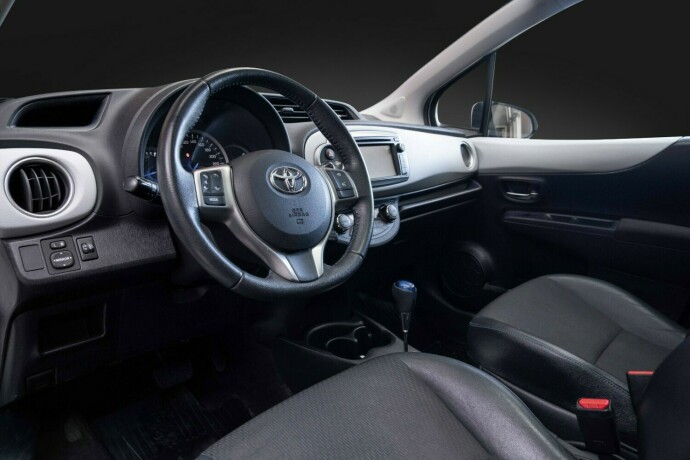 toyota-yaris-bensin-2013-big-25