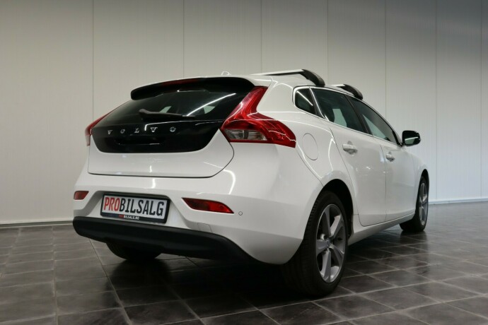 volvo-v40-diesel-2013-big-2