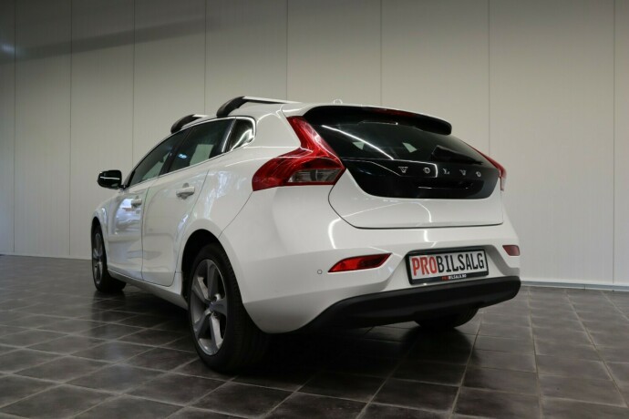 volvo-v40-diesel-2013-big-3