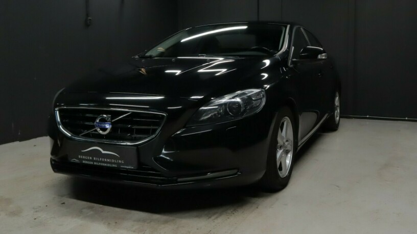 volvo-v40-diesel-2015-big-2