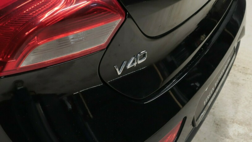 volvo-v40-diesel-2015-big-18