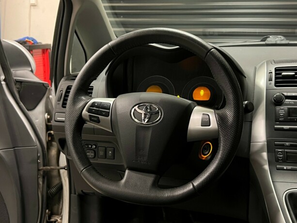 toyota-auris-bensin-2010-big-12