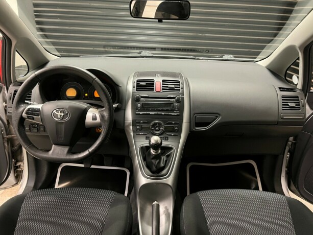 toyota-auris-bensin-2010-big-9