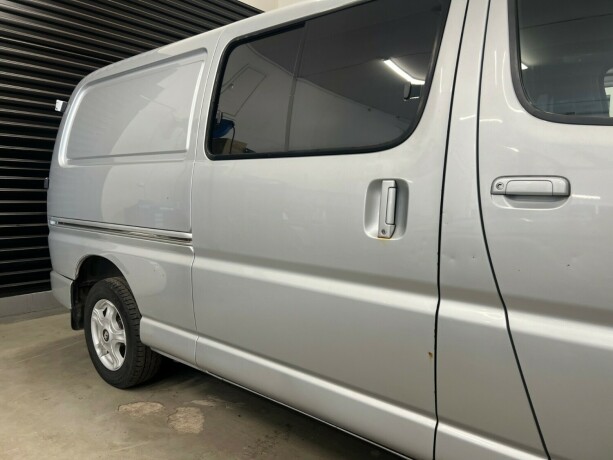 toyota-hiace-diesel-2008-big-5