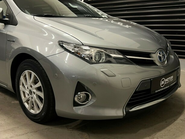 toyota-auris-elektrisitetbensin-2013-big-2