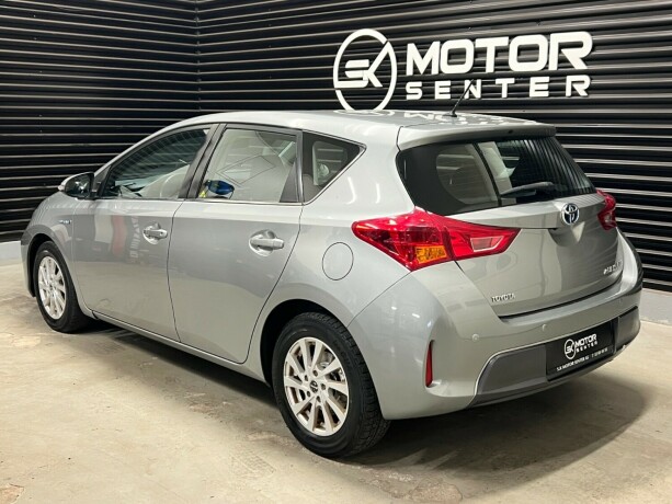 toyota-auris-elektrisitetbensin-2013-big-1