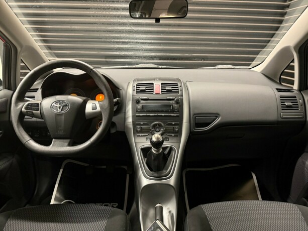 toyota-auris-bensin-2010-big-11