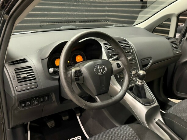 toyota-auris-bensin-2010-big-12