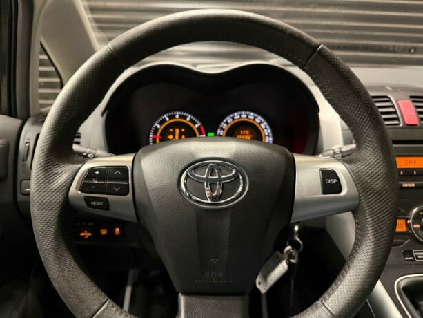 toyota-auris-bensin-2010-big-14