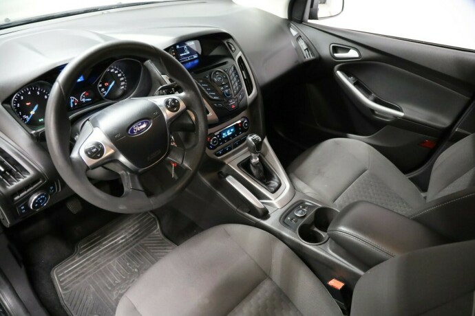 ford-focus-bensin-2013-big-4