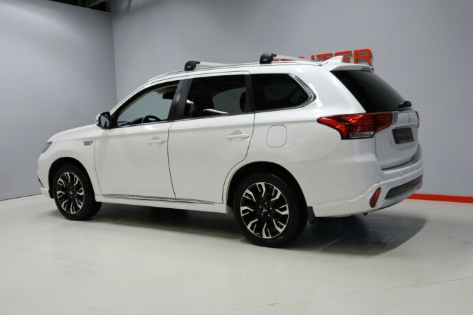 mitsubishi-outlander-elektrisitetbensin-2016-big-3