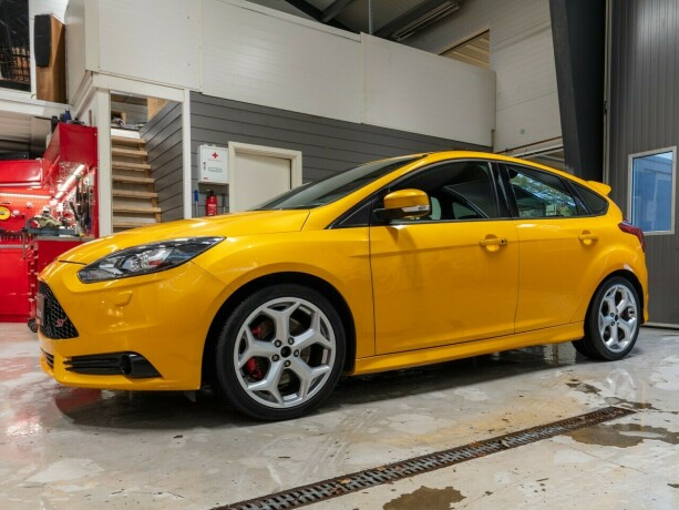 ford-focus-bensin-2013-big-1