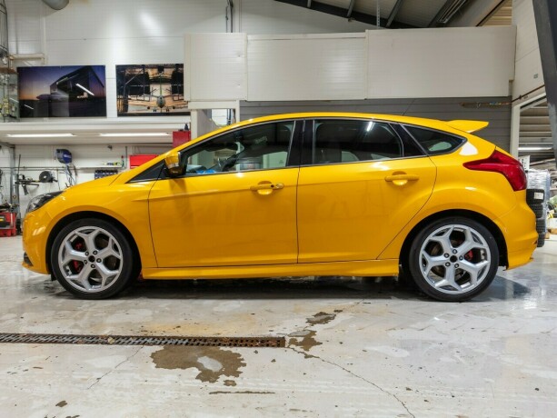 ford-focus-bensin-2013-big-2