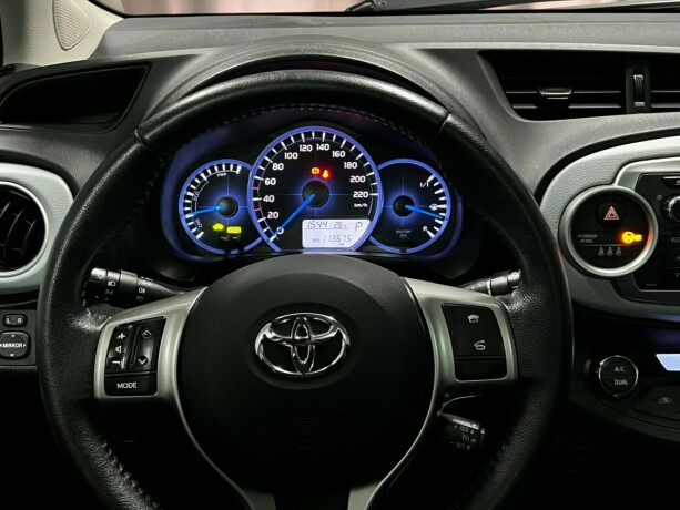 toyota-yaris-elektrisitetbensin-2013-big-15