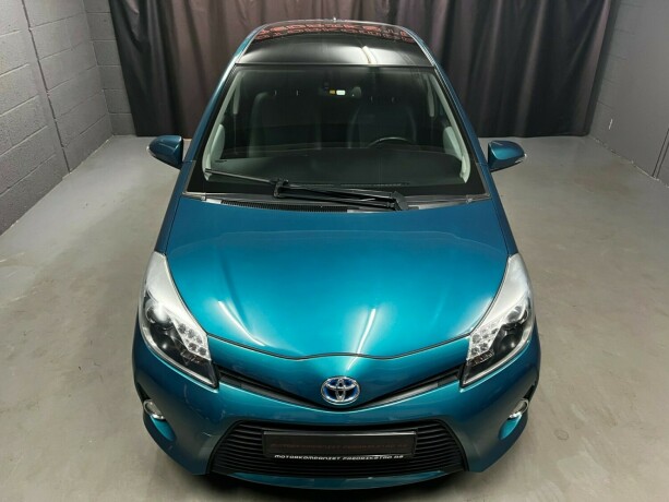 toyota-yaris-elektrisitetbensin-2013-big-9