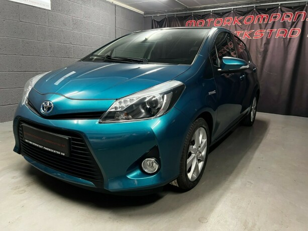 toyota-yaris-elektrisitetbensin-2013-big-0