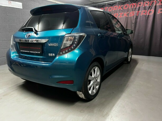 toyota-yaris-elektrisitetbensin-2013-big-3