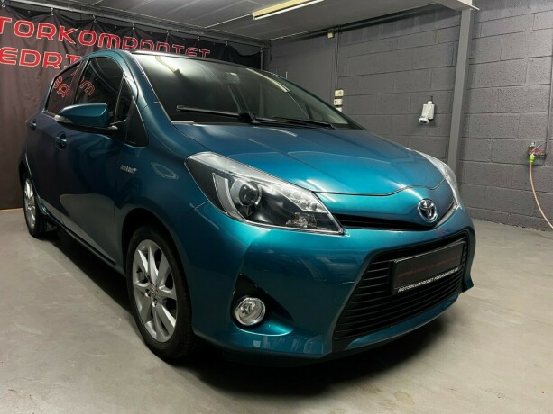 toyota-yaris-elektrisitetbensin-2013-big-1