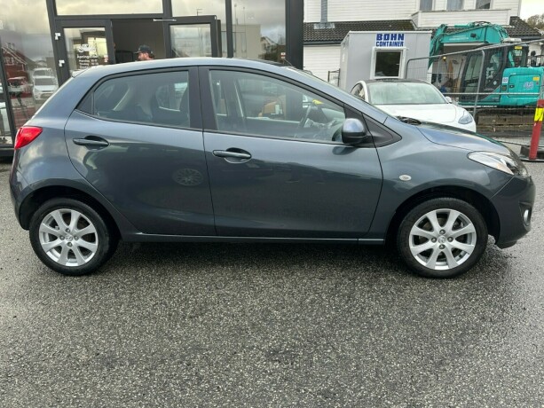 mazda-2-bensin-2012-big-3