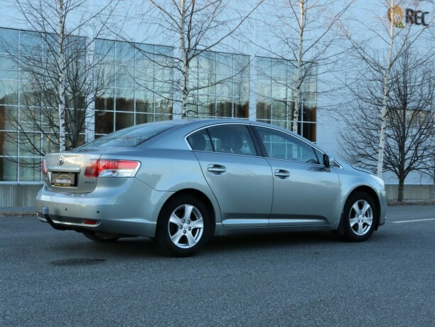 toyota-avensis-bensin-2011-big-4