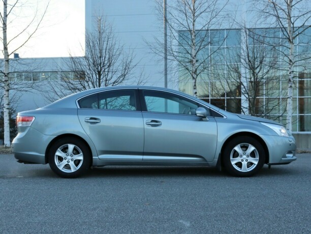 toyota-avensis-bensin-2011-big-3