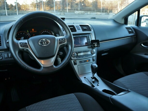 toyota-avensis-bensin-2011-big-12