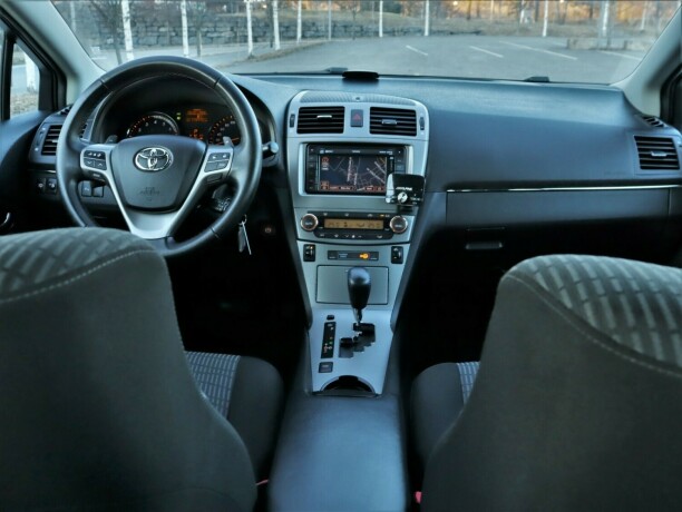 toyota-avensis-bensin-2011-big-26