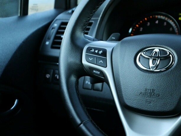 toyota-avensis-bensin-2011-big-25