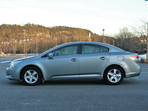 toyota-avensis-bensin-2011-big-7