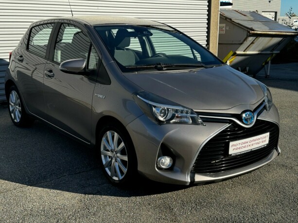 toyota-yaris-elektrisitetbensin-2015-big-1