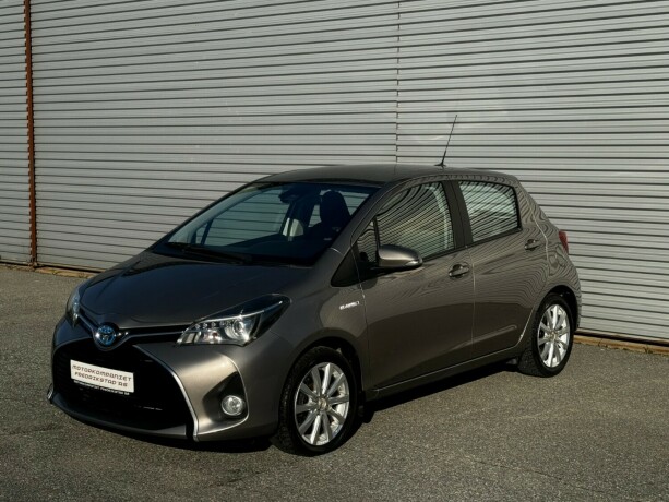 toyota-yaris-elektrisitetbensin-2015-big-0