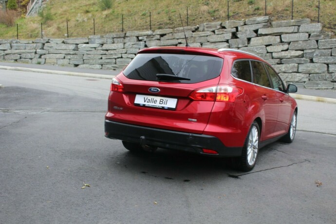 ford-focus-bensin-2013-big-4