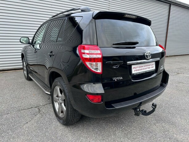 toyota-rav4-bensin-2013-big-2