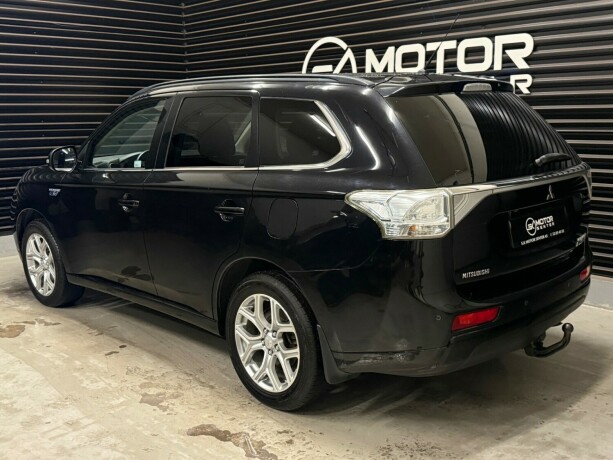 mitsubishi-outlander-elektrisitetbensin-2014-big-1