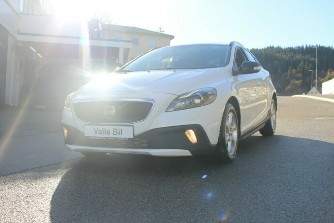 volvo-v40-cross-country-diesel-2014-big-1