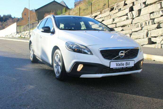 volvo-v40-cross-country-diesel-2014-big-0