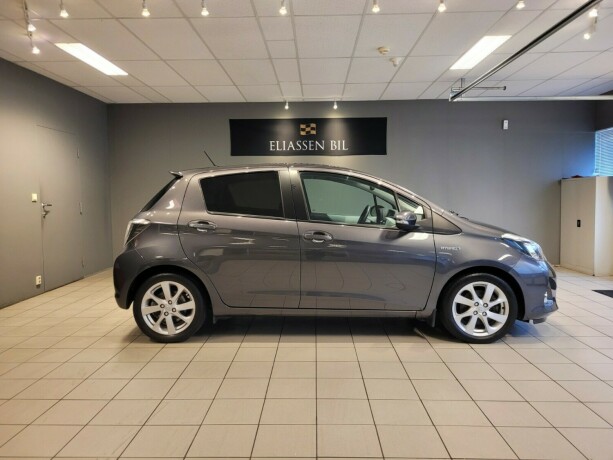 toyota-yaris-bensin-2014-big-3