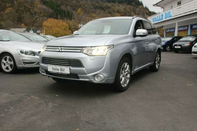 mitsubishi-outlander-elektrisitetbensin-2014-big-1