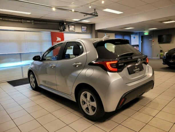 toyota-yaris-elektrisitetbensin-2022-big-7