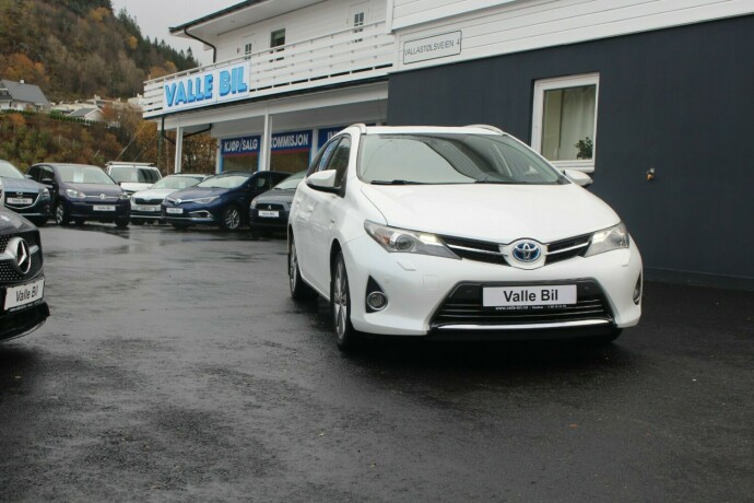 toyota-auris-bensin-2014-big-0