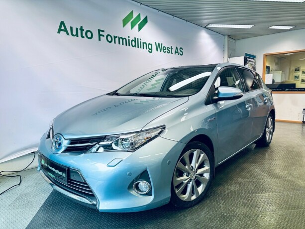 toyota-auris-elektrisitetbensin-2013-big-1