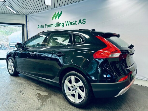 volvo-v40-cross-country-diesel-2015-big-5