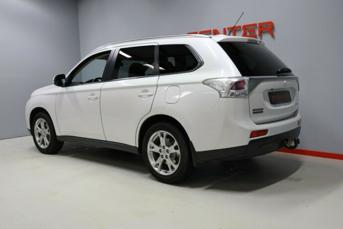 mitsubishi-outlander-bensin-2015-big-3