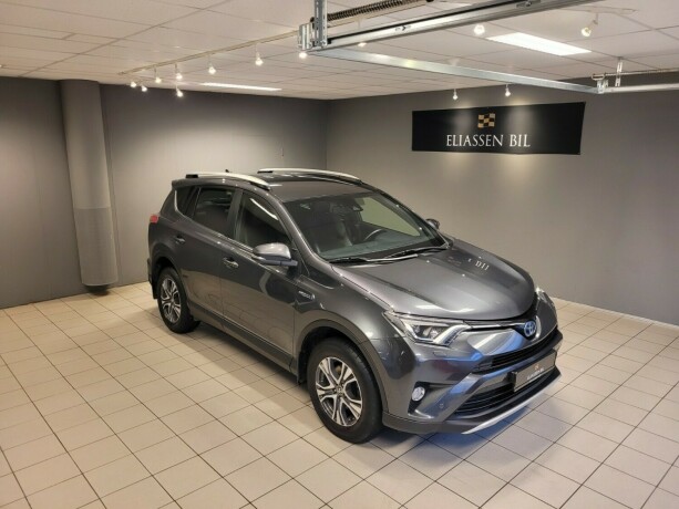 toyota-rav4-elektrisitetbensin-2016-big-1