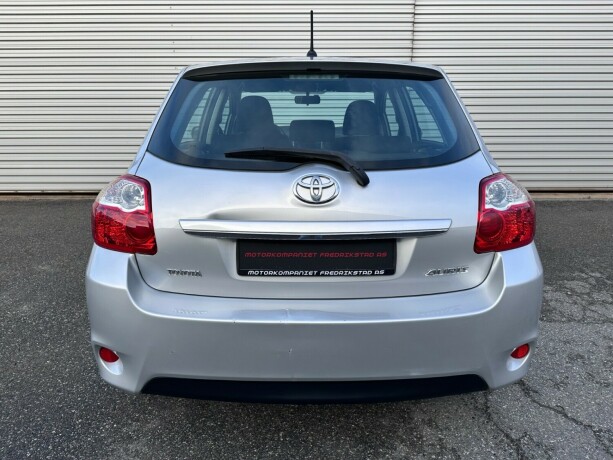 toyota-auris-diesel-2011-big-10