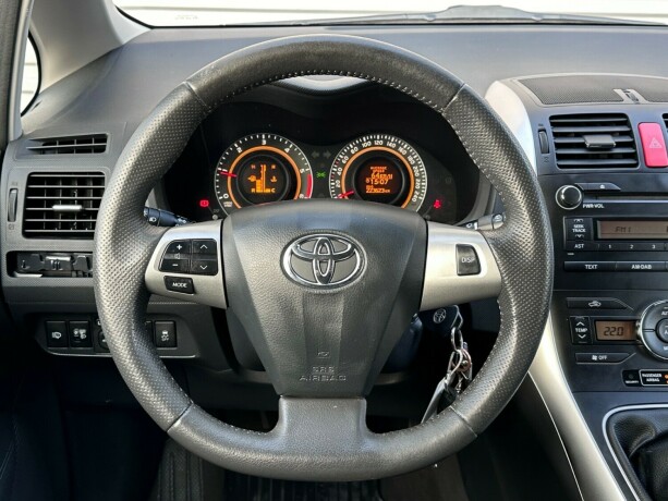 toyota-auris-diesel-2011-big-15