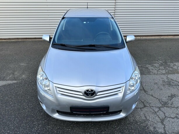 toyota-auris-diesel-2011-big-9