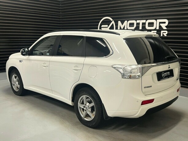 mitsubishi-outlander-elektrisitetbensin-2014-big-1