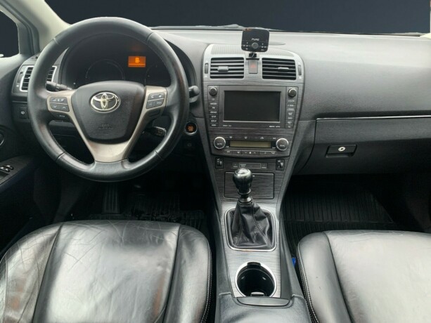 toyota-avensis-diesel-2010-big-13