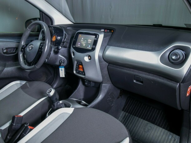 toyota-aygo-bensin-2014-big-23